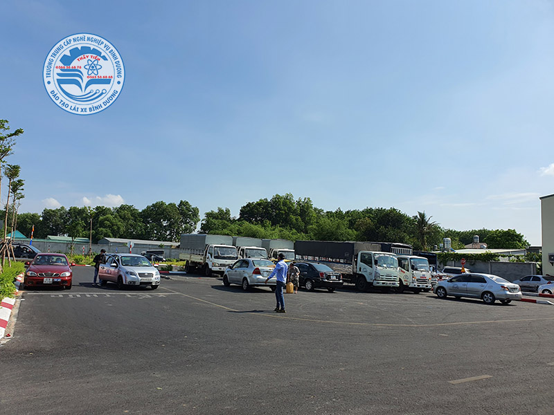 trường dạy lái xe ô tô hạng B số sàn tại Bình Dương thầy Tiến