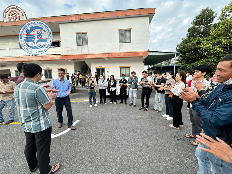 trường trung cấp nghề nghiệp vụ Bình Dương thầy Tiến đào tạo lái xe ô tô hạng B số sàn