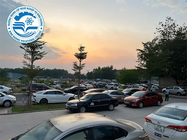 đào tạo lái xe ô tô hạng B số tự động tại Bình Dương thầy Tiến