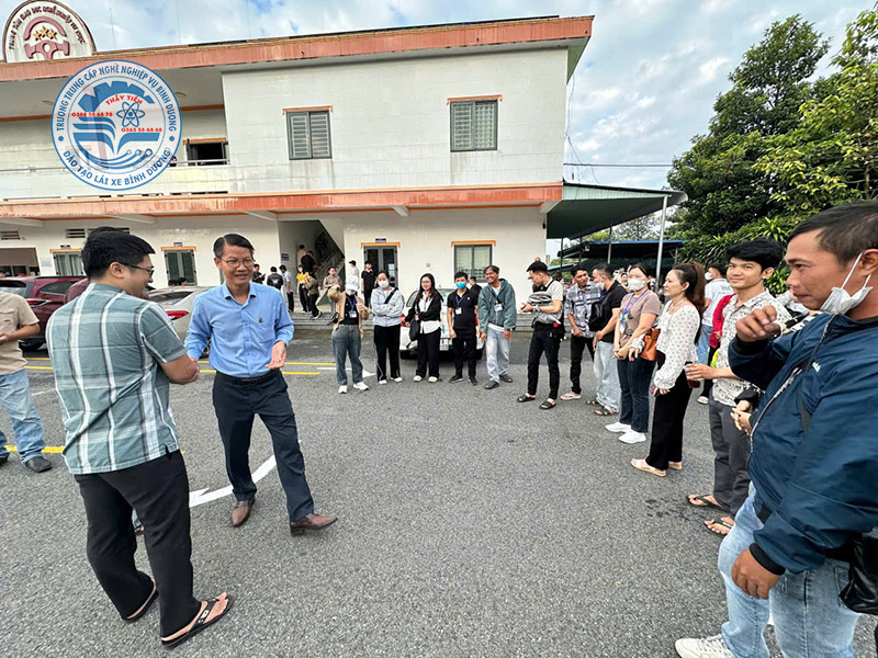 học lái xe ô tô hạng B số tự động Bình Dương thầy Tiến