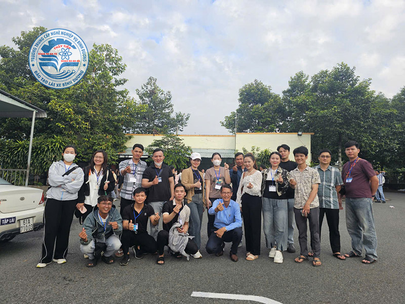 dạy lái xe hạng b số tự động tại Bình Dương - thầy Tiến